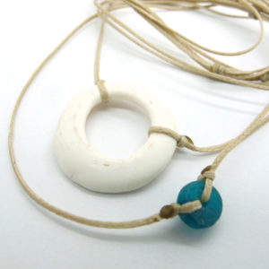 duo grigri bleu verre blanc coquillage