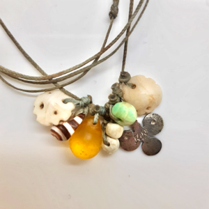 Collier grigri artisanal aux perles blanches de Mauritanie et perle de verre, bijou talisman protecteur