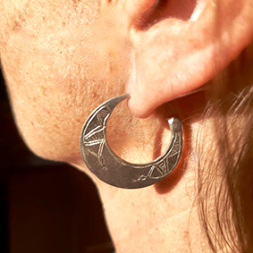 Boucles d'oreille créole ciselées (petites) – Image 3