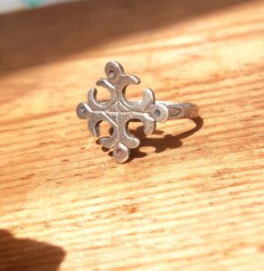 Bague berbère en argent à motif de croix – Maroc